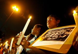 SAMLET I SORG: Indiske studenter og borgere i Bangalore samlet seg ogs� i dag for � minnes kjemikalieofrene. Foto: EPA/JAGADEESH NV