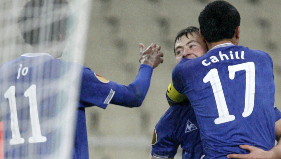 RUSSER BLE MATCHVINNER: Tim Cahill og Jo gratulerer Dinijar Biljaletdinov med m�let som beseiret AEK og sendte Everton videre i europaligaen. (Foto: Giorgos Karahalis, SCANPIX/Reuters)