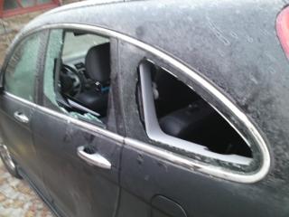 KNUSTE TRE RUTER:  Alex mener tyvene hadde sett seg ut bagens hans inne i bilen. Foto: Privat