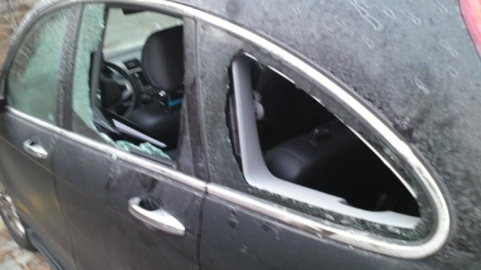 GLASS OVERALT:  Bilen til Alex Ros�n var ikke et hyggelig syn da han kom ut p� gata i dag tidlig. Foto: Privat