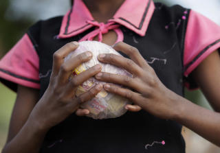 EKSTRA LILLEFINGRE: Elleve �r gamle Salu Raikwar, som ble f�dt med seks fingre p� hver h�nd, holder enn ball av papir. Hun bor i slummen n�r Union Carbide-fabrikken i Bhopal. Foto: REUTERS/Reinhard Krause