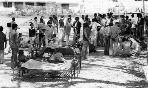 BLE BLINDE: Bildet er tatt 4. desember 1984 og viser blindede ofre etter gasstragedien ved Union Carbide-fabrikken i Bhopal. Ofrene satt p� gata og ventet p� � bli behandlet p� sykehus i Bhopal. Overlevende etter ulykken reagerer skarpt p� planene om at fabrikken n� skal �pnes for bes�kende i forbindelse med 25 �rs markeringen for katastrofen. Foto: AFP PHOTO/BEDI