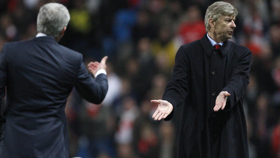 D�RLIG STEMNING: Arsene Wenger likte d�rlig at Mark Hughes beveget seg inn p� Arsenals omr�de under onsdagens ligacupm�te. De to var i tottene p� hverandre underveis i kampen - og etter 0-3-tapet avsto Wenger fra � ta sin kollega i h�nda etterp�. - I dette tilfellet ville jeg gjort n�yaktig det samme enten vi hadde vunnet eller tapt. Jeg st�r for det jeg gjorde, sier Wenger. Foto: AP Photo/Jon Super