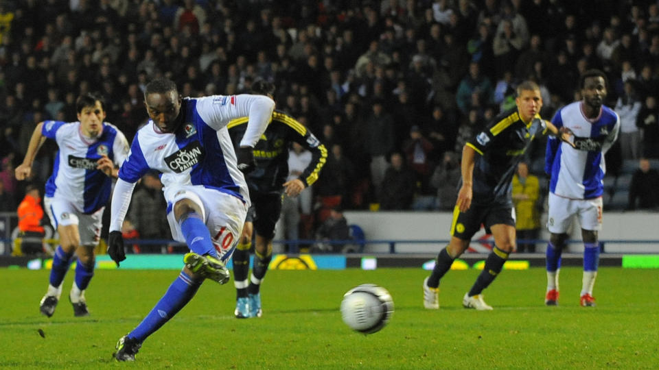 VANT STRAFFEDRAMA: Blackburn er i semifinalen i ligacupen etter � ha sl�tt Chelsea 4-3 p� straffer, 7-6 totalt. Her er det Benni McCarthy som er sikker fra straffemerket tre minutter ut i ekstraomgangene, da han ga Blackburn ledelsen 3-2. Foto: REUTERS/Nigel Roddis