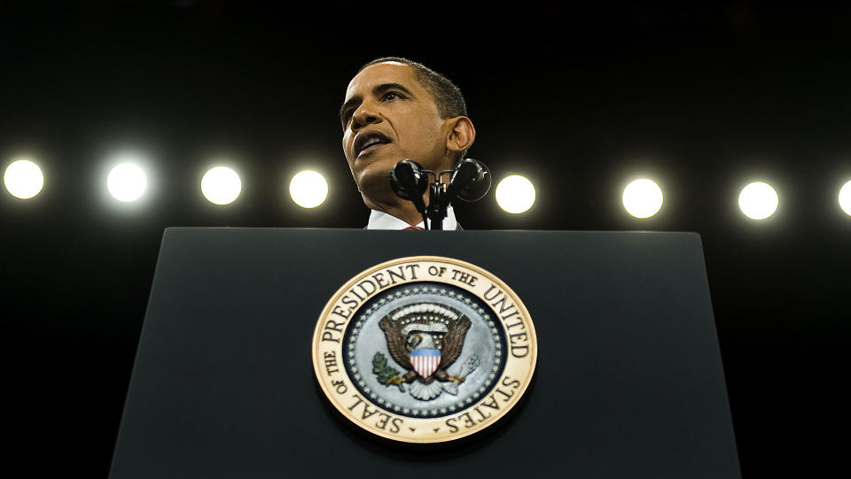 FREDENS MANN?: Barack Obama sender flere soldater til Afghanistan, i h�p om � �pne fred p� sikt. Opptrappingen kommer f� dager f�r han reiser til Oslo for � motta Nobels fredspris. Foto: AFP