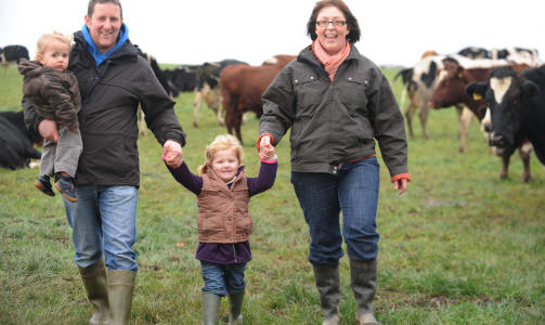 FRISK: Legene sp�dde at Dafi Evans (til venstre) kun skulle leve noen dager. N� er han frisk og utvikler seg som normalt. Her sammen med familien, pappa Eilir Evans, mamma Catrin Evans og s�steren Jano i Wales. Foto: Barry Batchelor/Scanpix