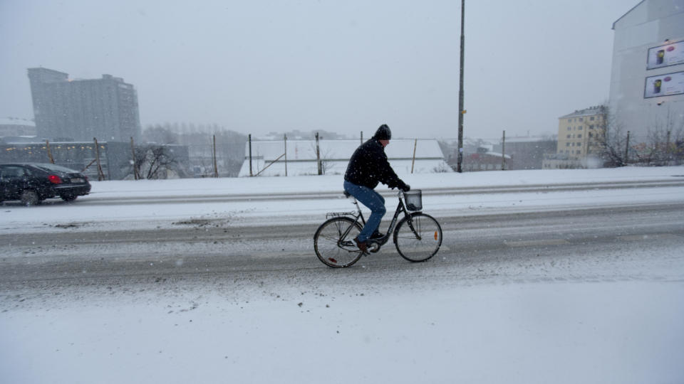 SYKKEL P� SKIF�RE:  Hovedstaden kles i vinterdrakt de n�rmeste dagene. Arkivfoto: Scanpix