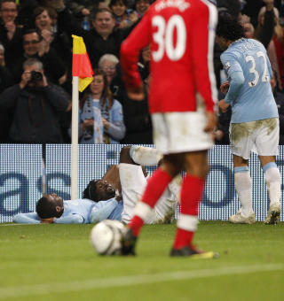 CITY FOR STERKE: Arsenal ble sl�tt ut av ligacupen i g�r, her feirer hjemmelaget Shaun Wright-Phillips' skudd i krysset. Foto: AP/Jon Super
