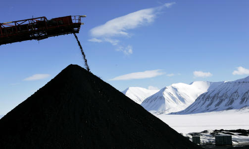 KULLGRUVE P� SVALBARD: - Verdens skitneste energi i det s�rbare Arktis. Det setter Norge i b�s med klimaverstingene i verden, sier Truls Gulowsen i Greenpeace. Bilde: Sveagruven. 
Foto: Tor Richardsen / SCANPIX.