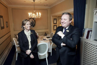 Gleder seg: Salgs- og markedsdirekt�r Kari Hasselknippe og restaurantdirekt�r Rune Johansen p� Grand Hotel har store forventninger til Obamas bes�k.
Foto: Henning Lilleg�rd