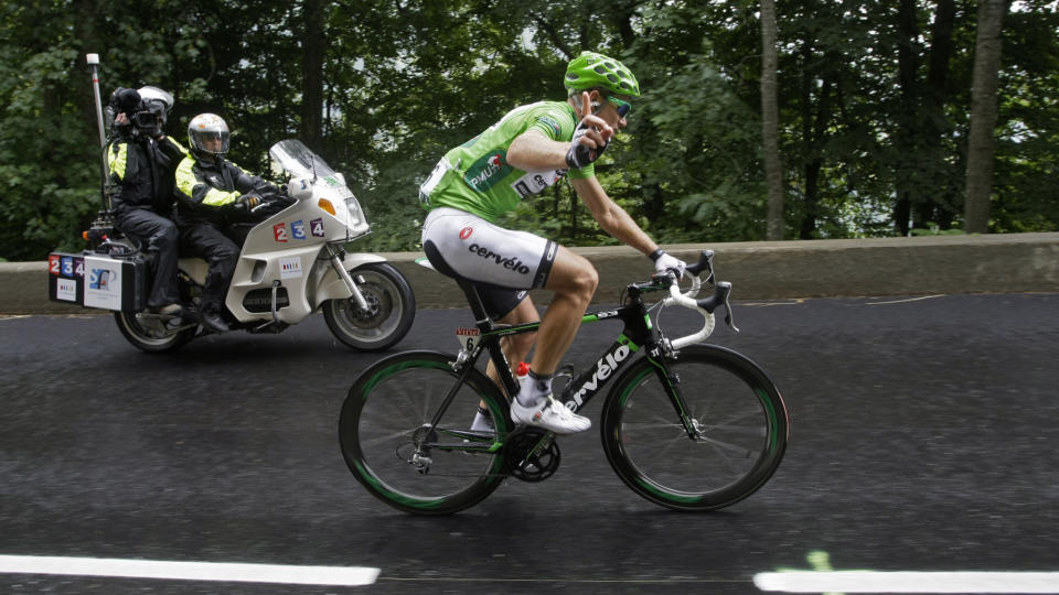 MESTERENS GEST: Thor Hushovd viser en jublende gest til fotografen idet han i ensom majestet klatret opp Col Saisies p� 17. etappen av �rets Tour de France. Hushovd vant begge de innlagte spurtene p� etappen. Foto: Bas Czerwinski/AP/Scanpix