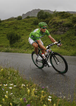 P� VEI NED: Thor Hushovd ble k�ret til den raskeste utforkj�reren av alle i Tour de France-feltet. Her er han p� vei ned Cormet de Roseland-passet i sitt monsterbrudd p� 17. etappe av Tour de France.    Foto: Scanpix/AP