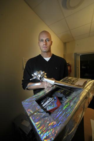 KJENT METODE: Politibetjent Vegard Tillung fra Vannsj� lensmannskontor viser fram den falske julegavepakken. Denne metoden har v�rt brukt i mer enn 20 �r. B�de jakker og store handleposer utstyres med folie for � blokkere sikkerhetssystemet. 
Foto: John T. Pedersen/Dagbladet