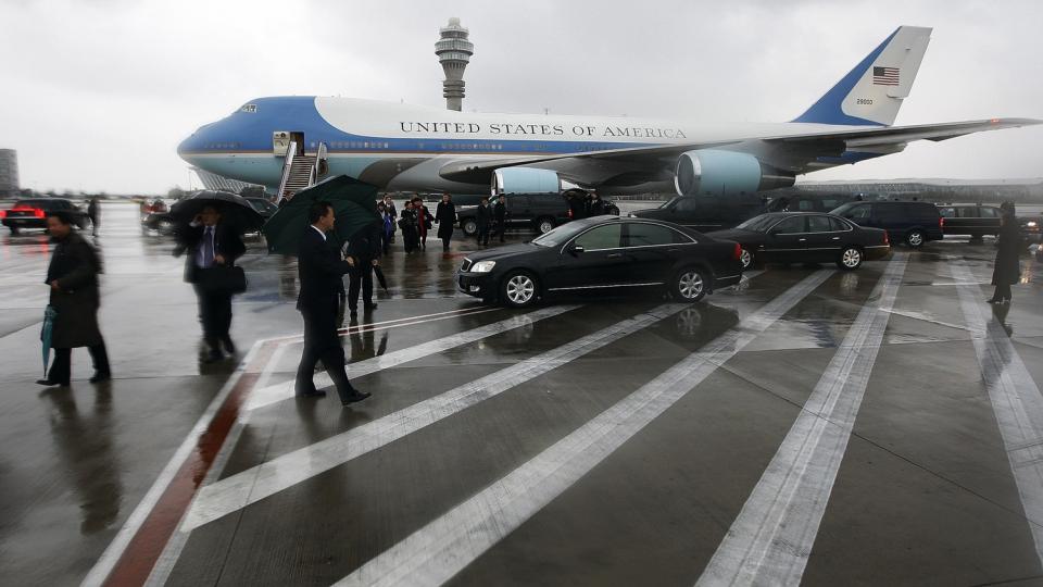 FLYNERDENES V�TE DR�M: � f� tatt et eget bilde av den amerikanske presidentens fly, til alt overm�l p� norsk jord, er det st�rste av alt for mange flyentusiaster. Arkivfoto: SCANPIX