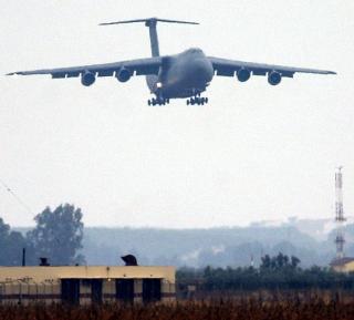 MASTODONT: Ogs� milit�re C-5 transportfly er ventet til Gardermoen sammen med Air Force One.