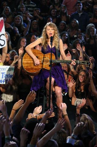 �RETS ARTIST?  Taylor Swift konkurrerer blant annet med Beyonce Knowles om den gjeve tittelen. Foto: STELLA PICTURES