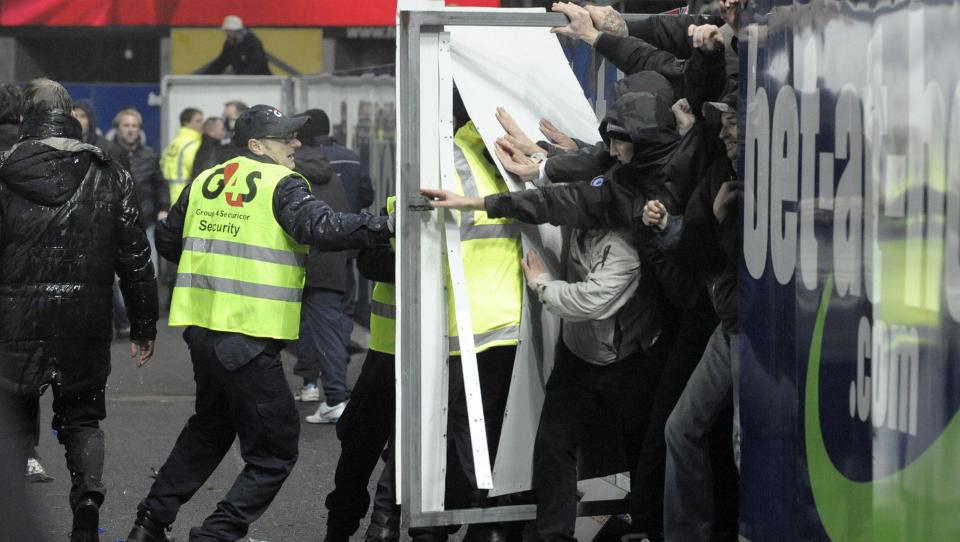 STORMET BANEN: Her bryter Austria Wien-supportere seg ut p� banen. Svein Oddvar Moen s� ingen annen mulighet enn � sende lagene i garderoben, der de ble sittende i 20-25 minutter f�r kampen ble gjenopptatt. - - Man er n�dt til � sp�rre seg om dommerens og assistentdommernes d�rlige avgj�relser bidro til den opphetede stemningen, mener Austria-manager Markus Kraetschmer.  Foto: AFP PHOTO /
