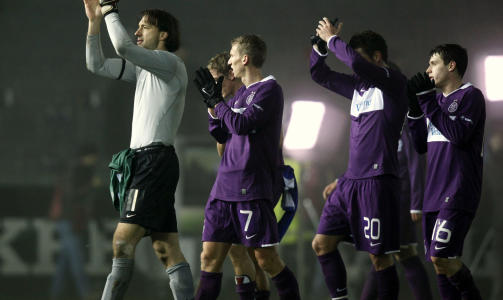 KLAPPET TIL PUBLIKUM: Men Austria Wien-spiller Joachim Standfest mener fansens oppf�rsel ikke kan forsvares.  REUTERS/Robert Zolles