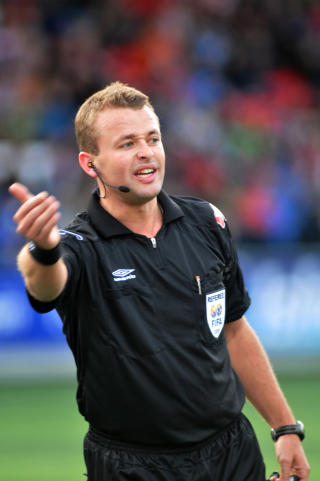 - IKKE I FARE: Austria Wien hevder verken spillere eller dommer Svein Oddvar Moen p� noe tidspunkt var i fare. 
Foto: Rune Stoltz Bertinussen / SCANPIX