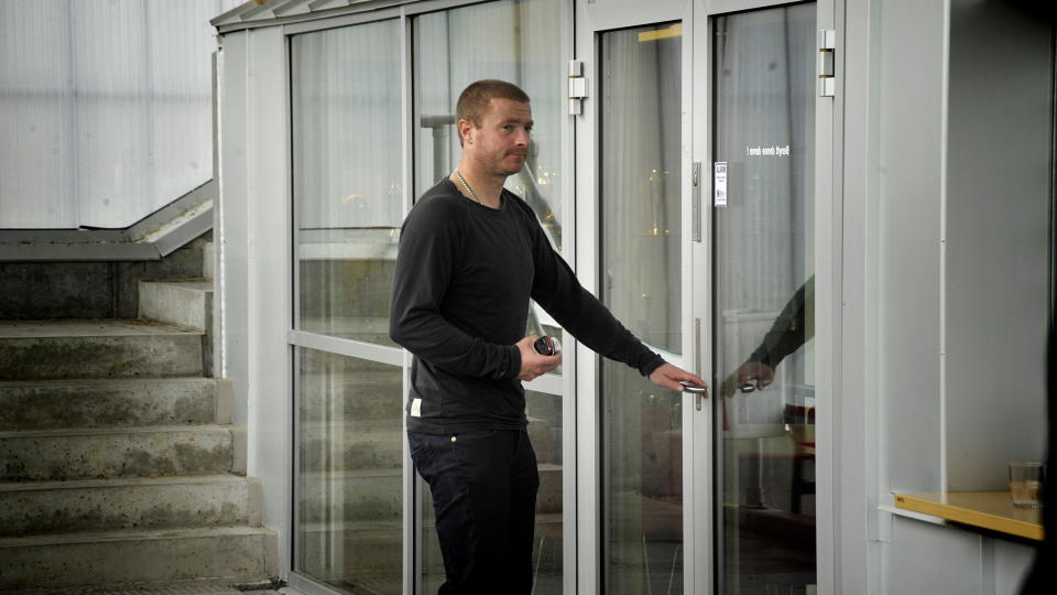 TR�ST: Raymond Kvisvik var tilbake i Bergen i forbindelse med promotering av sin nye bok, og ga en ekstra hilsen til Bataljonen-leder Frode Helleb�, som er sykmeldt i seks m�neder etter en ulykke i som inntraff under Pepperkakeby-bygging.
Foto:  �istein Norum Monsen / Dagbladet