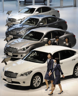 BILENE: Medarbeidere p� Nissan Motor forran den nye luksusmodellen Fuga. Foto: AFP/Yoshikazu TSUNO