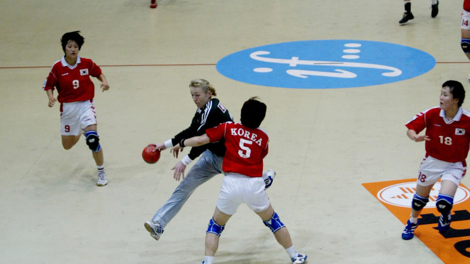 P� FULL FART FRAMOVER: Cecilie Leganger tok saken - og ballen - i egne hender mot S�r-Korea i 2001-VM. Hun gikk over hele banen og scoret selv. Alle foto: BJ�RN LANGSEM