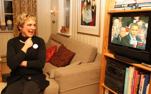 STEMMER P� OBAMA: Norsk-amerikanske Mary Menth Andersen st�ttet Obamas kampanje i forkanten av det amerikanske presidentvalget. Ivrig og med t�rev�te �yne fulgte hun med da Obama blir sverget inn som USAs 44. president. Foto: Per Fl�the
