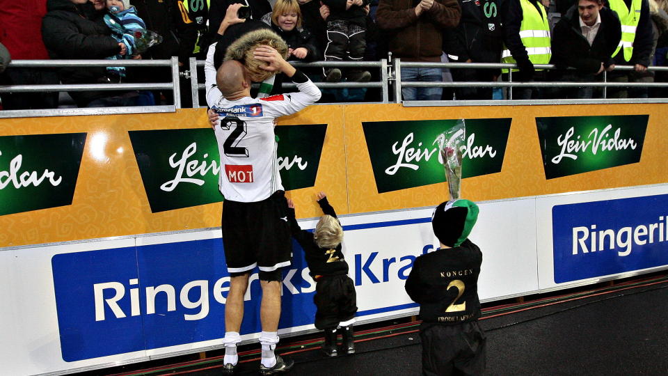 SKUFFET: Her feirer Frode Lafton opprykket til Tippeligaen. N� er han skuffet over sin egen klubbs planer for neste sesong. Foto: ARNT E. FOLVIK/Dagbladet