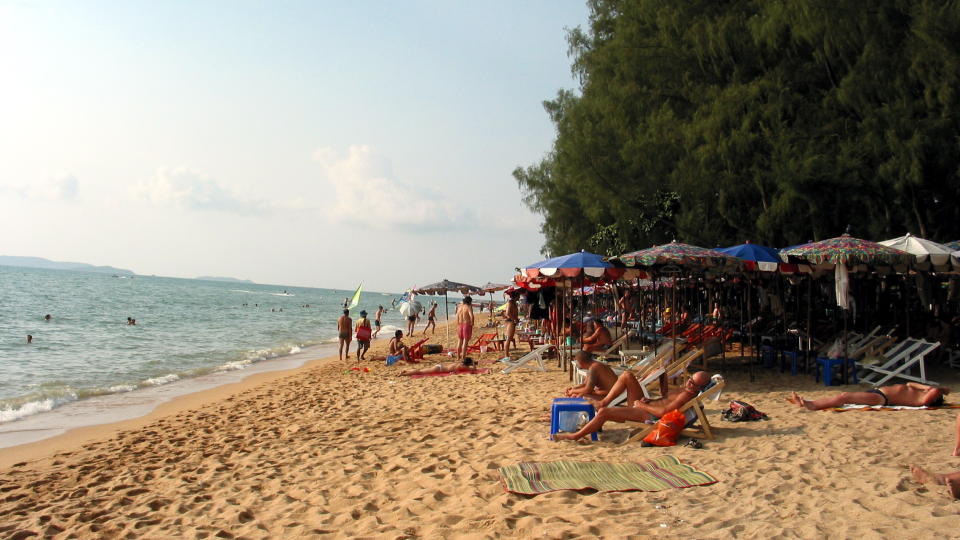 SOLRIKE THAILAND: Den 38-�rige overgrepstiltalte mannen fra Romerike fikk dra p� ferie til Thailand mens han egentlig skulle m�tt i rettssalen. Her et bilde fra Jomtien Beach i Thailand hvor det er mange kilometer sandstrand. Illustrasjonsfoto: Stein Hallingstad, Scanpix