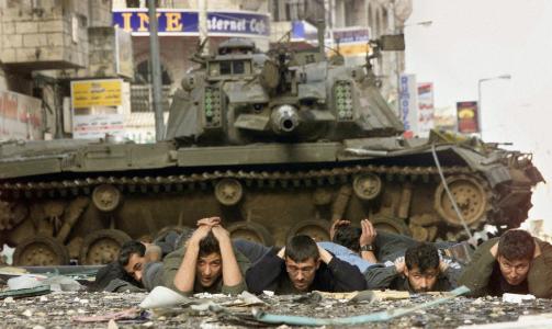 OVERGA SEG TIL ISRAEL: Disse palestinske mennene overga seg til israelske soldater i Ramallah 30. mars 2002. Foto: AP/Jerome Delay