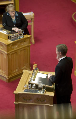 SNAKKET RETT FRA LEVRA: Milj� og utviklingsminister Erik Solheim gadd ikke � svare p� sp�rsm�l fra Trine Skei Grande under  debatten om hans redegj�relse om status og fremdrift i klimaforhandlingene. 
Foto: Scanpix