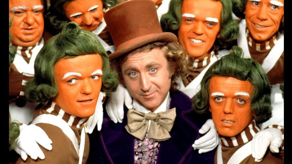 Wonkas sm� venner:  Den f�rste filmatiseringen av Roald Dahls klassiker er n� ute p� bluray - i all sin psykedeliske fargeprakt. Den avsl�rer at Ompa Lompaene i Wonkas fabrikk �penbart er mer glad i gulr�tter enn i sukkert�y. Gene Wilder spilte Willy Wonka, men blir aldri noe annet enn en hyggelig eksentriker.