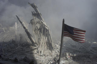9/11 Nesten 3000 ble drept i de koordinerte terrorangrepene p� USA. Dette er restene av de s�nderknuste tvillingt�rnene i New York. Foto: REUTERS/Peter Morgan