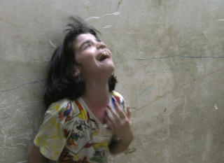 FAMILIEN RAMMET: Denne unge jenta gr�t etter at hjemmet deres i Najaf ble angrepet 18. august 2004. Onkelen hennes ble skadet. Foto: REUTERS/Ali Jasim