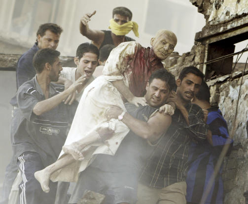 REDDET FRA �DELAGT HUS I BAGADAD: 14. juni 2004 ble denne mannen reddet ut av den bombede bygningen i Iraks hovedstad. En selvmordsbomber bl�ste seg selv i lufta i en travel sentrumsgate. Foto: REUTERS/Faleh Kheiber