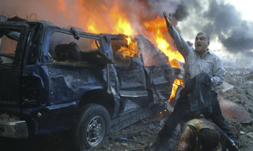 LIBANON: En bilbombe drepte tidligere statsminister Rafik al-Hariri  denne dagen. Her roper en mann eter hjelp like ved der bilbomben eksploderte. Dette skjedde 14. februar 2005 i Beirut. Minst �tte andre omkom. Foto: REUTERS/Mohamed Azakir