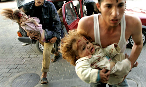 SKADD ETTER ANGREP FRA ISRAEL: To palestinske barn b�res etter at huset deres ble truffet av israelsk artelleri nord p� Gaza 10. april 2006. Foto: REUTERS/Mohammed Salem