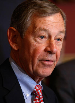 P� GJERDET:  Senator George Voinovich fra Ohio har ikke bestemt seg for hva han vil stemme om klimaloven. Foto: AFP/ SCANPIX.