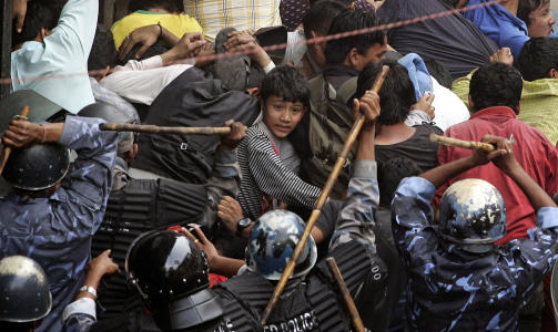 SLO NED P� DEMOKRATI-AKTIVISTER: Nepalsk oppr�rspoliti banket demonstrantene som br�t portforbudet i Katmandu 22. april 2006. Titusenvis av demonstranter ble m�tt med t�regass da de ropte slagord mot kongen, som senere m�tte g� fra makta. Landet er n� republikk. Foto: REUTERS/Adrees Latif