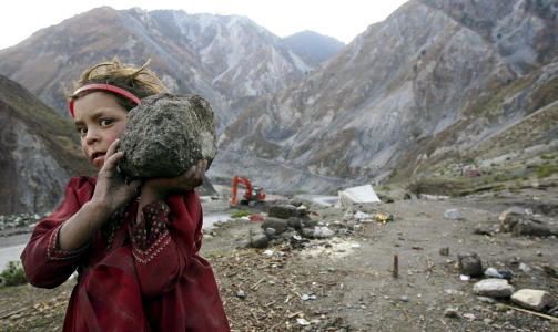 BYGGET HUS: Denne flyktningjenta fra Kashmir hjalp faren sin med � sette opp en vegg i Neelum-dalen i n�rheten av Kamsar-leiren som ble satt opp for offer for jorskjelvet som rammet Kashmir 15. februar 2006. Vinterv�ret gjorde livet vanskelig for de som var rammet. Foto: REUTERS/Thierry Roge