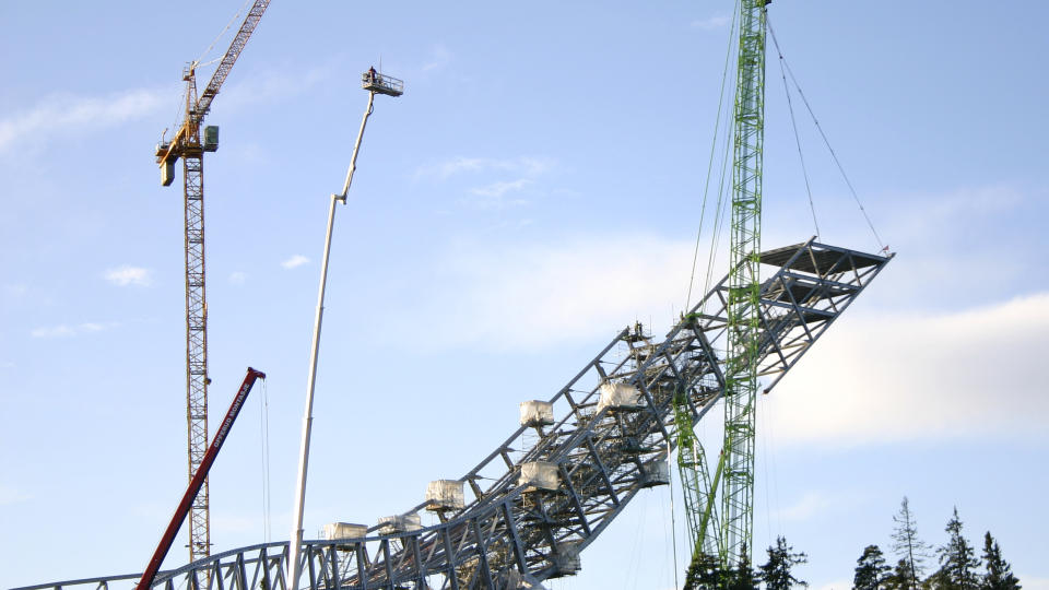 KREVER ENERGI: Kunstsn�, sn�produksjon, sn�kanon, sn�deponering, sn�transport, kunstig sn�legging. Det nye nasjonalanlegget som n� reiser seg i Holmenkollen vill
forutsetter en drift som krever mye energi. Foto: Scanpix