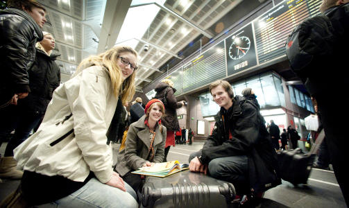 M�TTE VENTE I OVER EN TIME: Marte Hetlevik (15)(f.v), Frida Kirkevold (16) og Bendik Mork (16) er lei av forsinkelser hos NSB. Foto: John T. Pedersen/Dagbladet