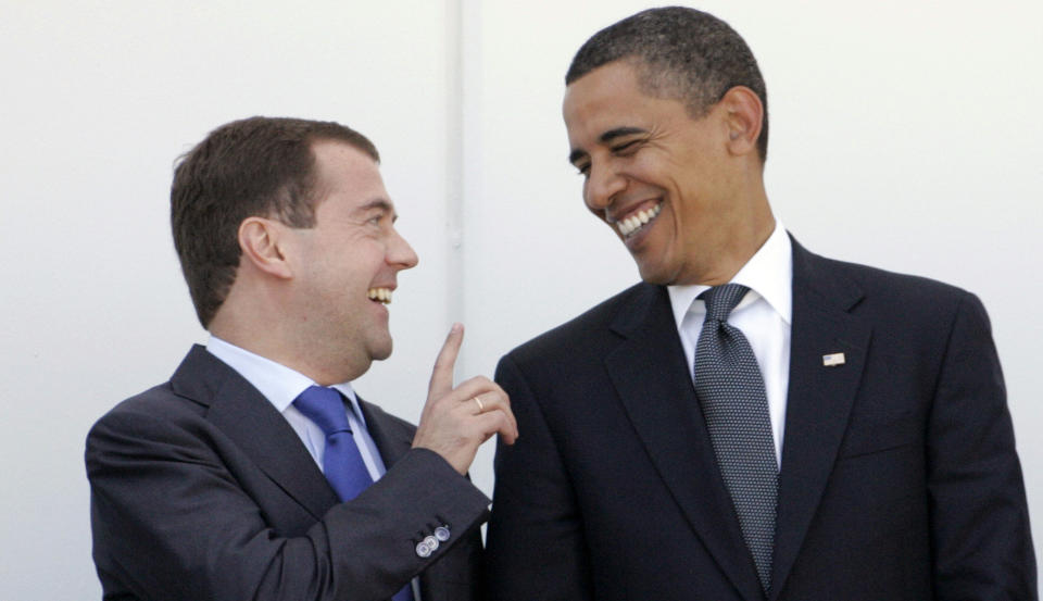 Russlands president Dmitrij Medvedev og hans amerikanske presidentkollega Barack Obama er enige om � fortsette � overholde betingelsene i START 1-avtalen om begrensninger i antallet strategiske atomv�pen. Selve avtalen har utl�pt, etter � ha st�tt ved lag i 18 �r. Men arbeidet med en oppf�lger fortsetter, sier Obamas nasjonale sikkerhetsr�dgiver James Jones. Foto: SCANPIX