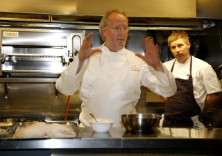 FORLATER BAGATELLE: Mesterkokk Eyvind Hellstr�m. 
Foto: Tom E. �sthuus