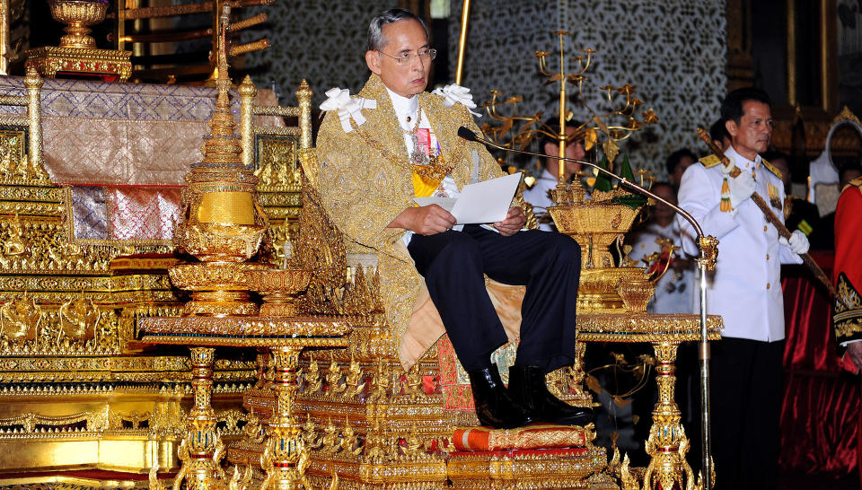 VISER SEG: Kong Bhumibol av Thailand kommer tilbake til Siriraj-sykehuset i Bangkok etter � ha holdt audiens p� slottet i byen l�rdag. Audiensen var den 82 �r gamle monarkens f�rste offentlige opptreden p� mer enn en m�ned, og han benyttet anledningen til � be sine landsmenn om forsoning og samhold. Den popul�re kongen betraktes som sv�rt viktig for den politiske stabiliteten i Thailand. Foto: REUTERS / Sukree Sukplang / SCANPIX