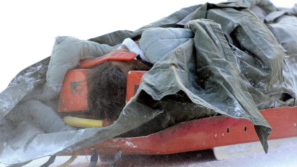 KVESTET I UTFORL�YPA: Pierre-Emmanuelle Dalcin p�dro seg armbrudd og kvestelse i den ene skulderen, i tillegg til hjernerystelse og leddb�ndskader i begge kn�rne. Foto: EPA/HELMUT FOHRINGER