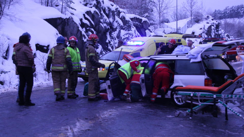  TI SKADD:  Ti personer er skadd, blant dem seks barn, i en m�teulykke i Krokstadelva i ettermiddag. Tre biler var involvert i ulykken p� slapsef�ret p� riksvei 283 like etter klokka 14. Foto: OLE CHRISTIAN NORDBY.