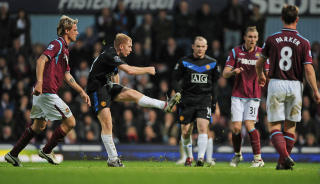 KAN FORTSATT: Paul Scholes har ikke glemt gamle kunster, og sendte United i ledelsen med en fin halvvolley - med feil fot. Foto: AFP PHOTO/Carl de Souza