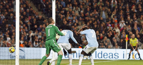 0-1: Shay Given slo ballen i ryggen til Emmanuel Adebayor, og ga Chelsea en tidlig ledelse. Kolo Toure fortviler.Foto: SCANPIX/AFP/GLYN KIRK