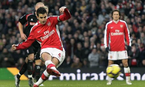 MISSET: Cesc Fabregas s� Thomas S�rensen redde fors�ket hans fra straffemerket. Foto: EPA/FELIPE TRUEBA
